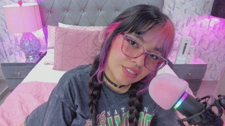 MaddyeWaves's Streamate show and profile