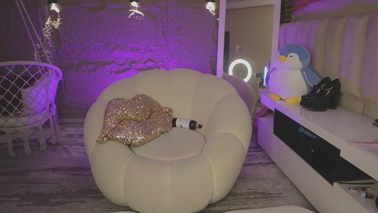 Aleshiadoll's Streamate show and profile