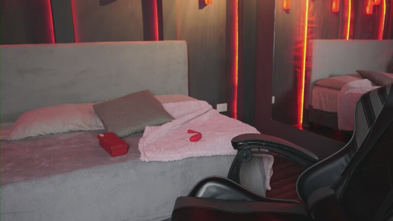 ZaraMiiuw's Streamate show and profile