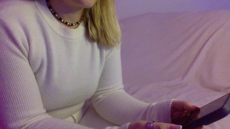 PeachyVelvetBunny's Streamate show and profile